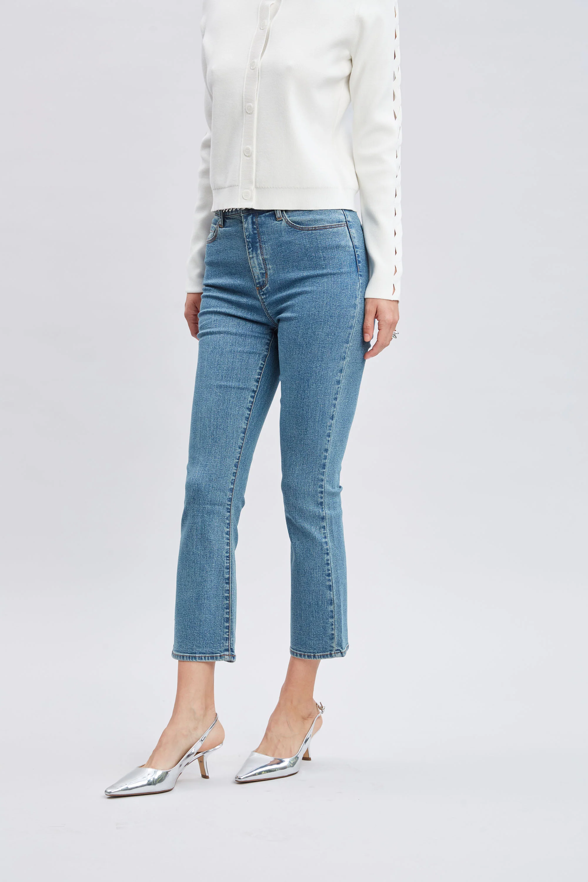 Micro Flare Cropped Jeans - Image 4